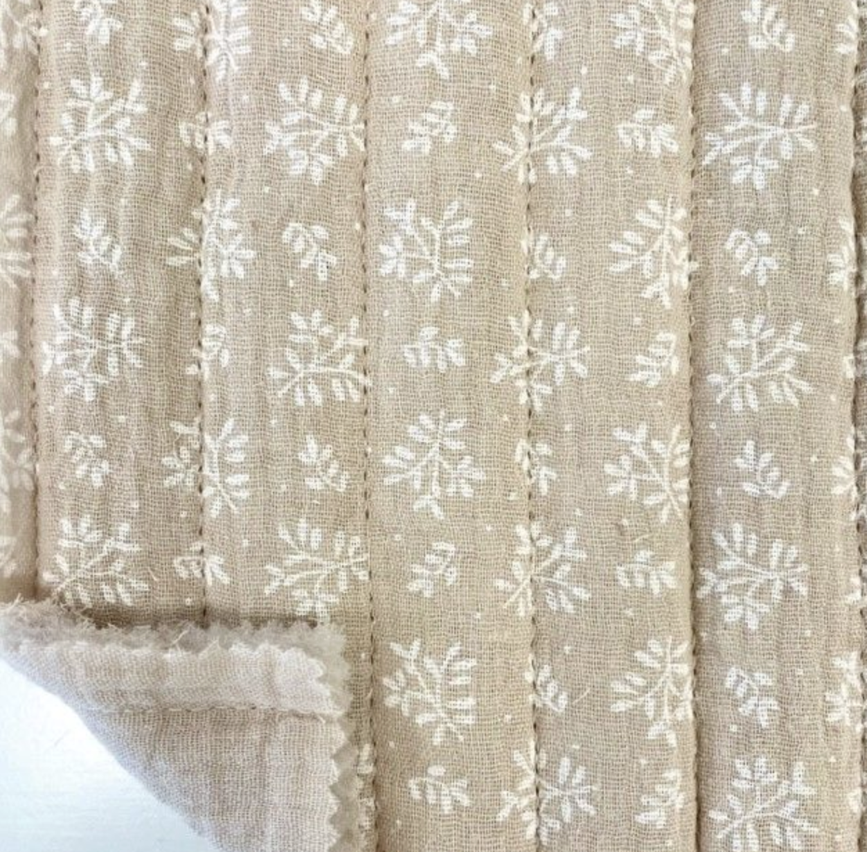 Tissu Tissu matelassé fleurs beige