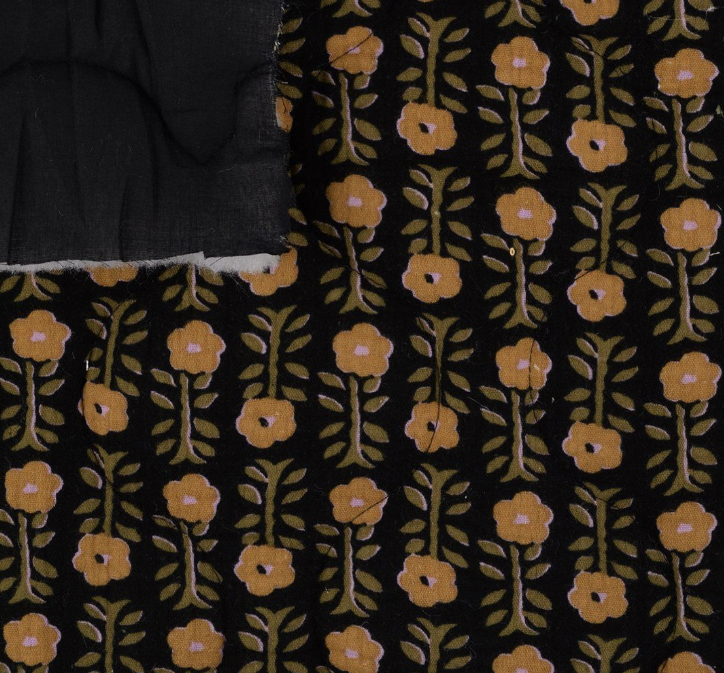 Tissu Tissu matelassé indien noir fleuri