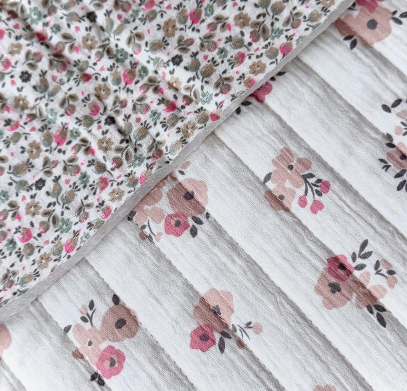 Tissu Tissu matelassé fleuri rose