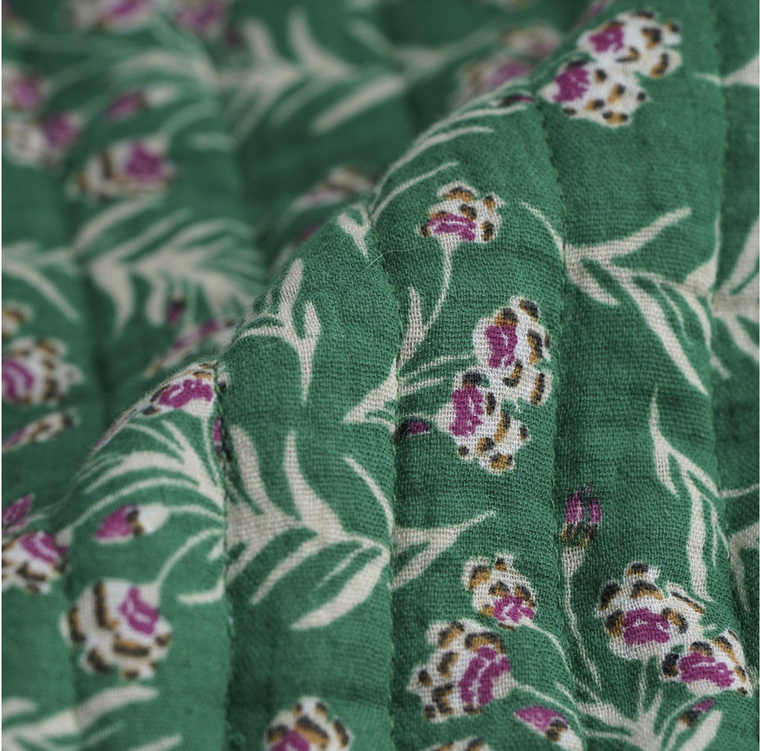 Tissu Tissu matelassé vert fleuri